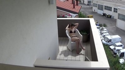 Spiando il mio giovane compagno di stanza che si masturba sul balcone
