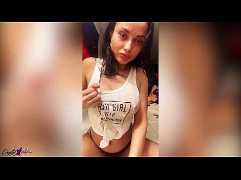 ❤️ Bella donna prosperosa che si masturba la figa e accarezza le sue enormi tette in una maglietta bagnata ❤️❌ Super sessoal it.kiss-x-max.ru ❌️