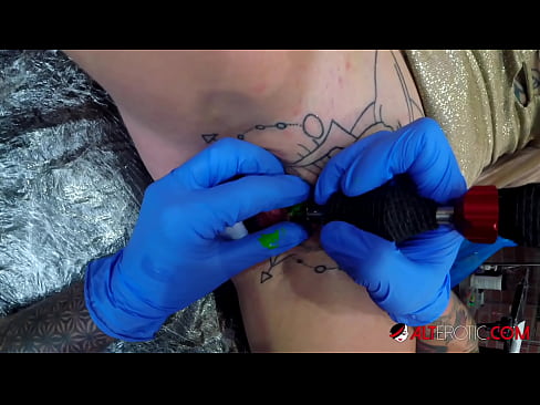 ❤️ Estremamente tatuato hottie Sully Savage ottenuto un tatuaggio sul suo clitoride ❤️❌ Super sessoal it.kiss-x-max.ru ❌️